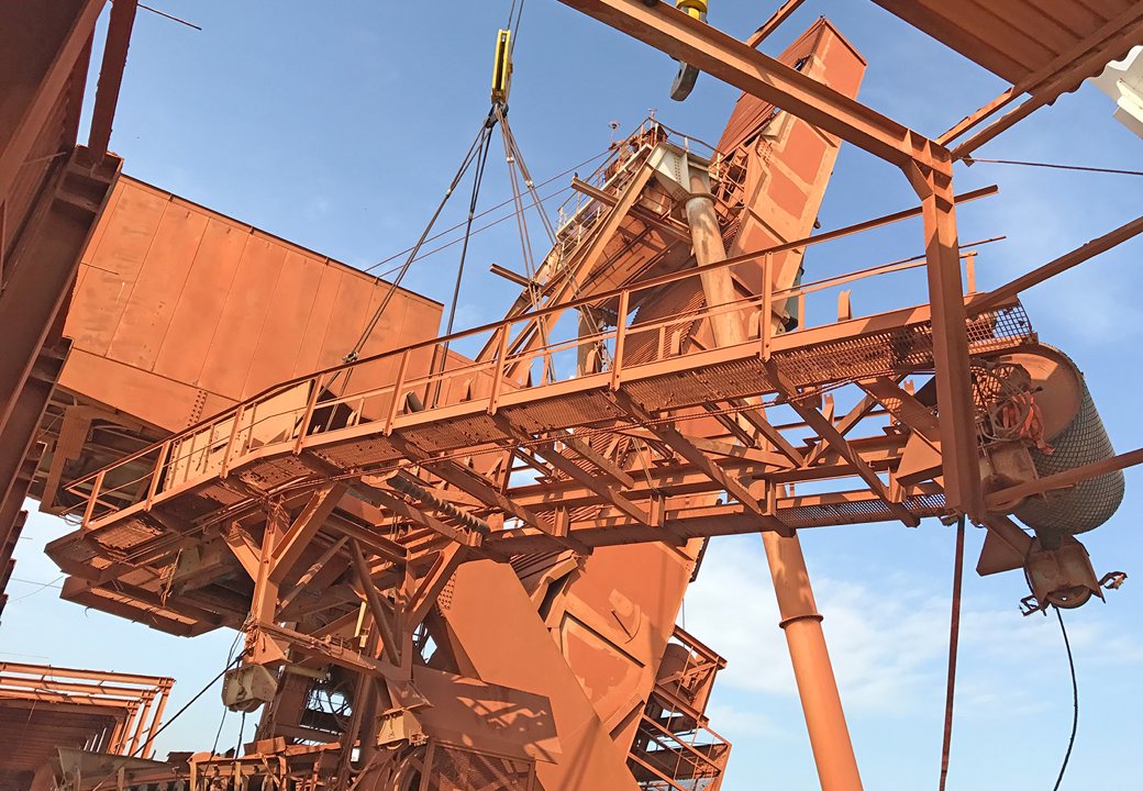 Mining - Ship loader ex Guinea to Belgium - Lifting operation in Kamsar